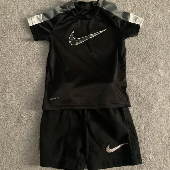 2T clothing - Picture 2 of 3